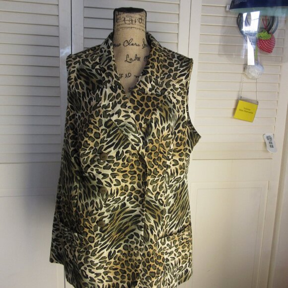 Lady Dorby Dbl. Breasted Sleeveless Blazer style, Size 22 with Gold Tank Top - Picture 5 of 9